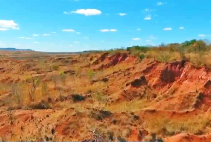 Historicamente, Gilbués já foi cenário de uma corrida por diamantes em no século XX, do crescimento de cana-de-açúcar na década de 1980 e atualmente é um dos maiores produtores de soja do Piauí.