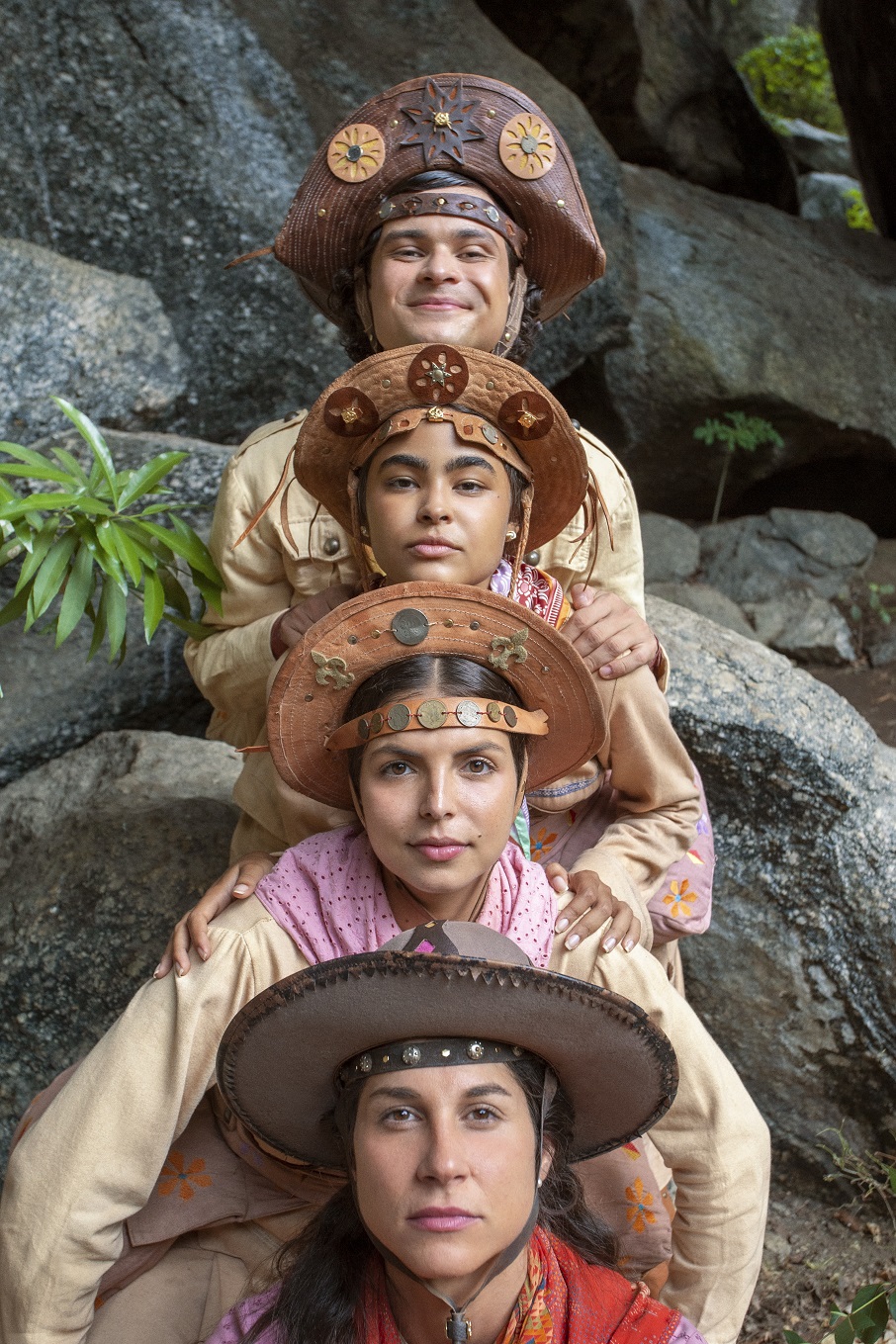 Amaro (Max Petterson), Amália (Monique Hortolani), Amélia (Mariana Costa) e Chandelly Braz (Mariá) em "O Cangaceiro do Futuro", da Netflix. Foto: Divulgação