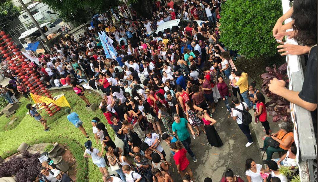 Alunos e professores de todo o Brasil fazem paralisações e protestos contra o corte de 30% no orçamento das instituições de ensino. Foto: Divulgação/UNE