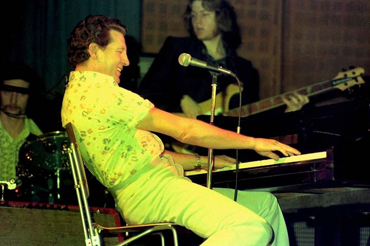 Pianista prodigioso, cantor inconfundível e compositor de energia inesgotável, ele marcou a história por sua intensidade no palco, por sucessos eternos como “Great Balls of Fire” e “Whole Lotta Shakin’ Goin’ On”, e também por uma vida pessoal repleta de escândalos e dramas.
 Reprodução: Flipar