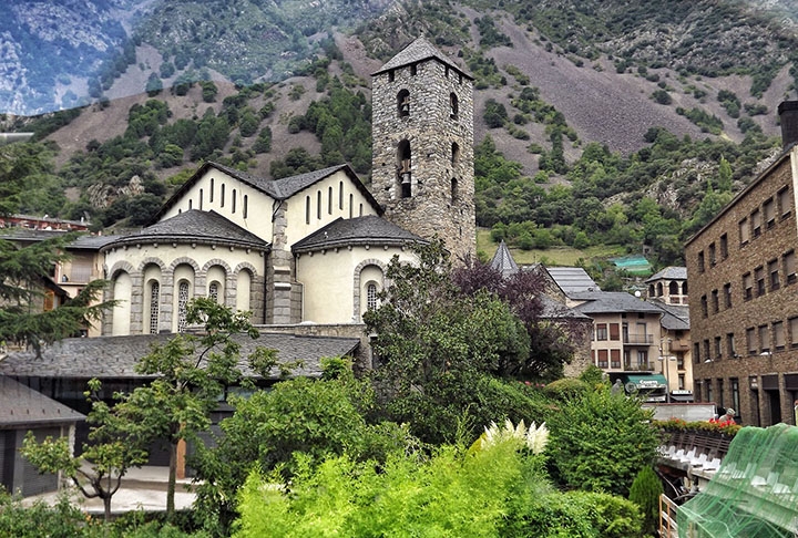 Alguns destinos pouco badalados na Europa estão conquistando a atenção e o gosto dos viajantes. Andorra é um grande exemplo nesse cenário. O país tem vários atrativos e custo mais baixo por causa da isenção de impostos. Reprodução: Flipar