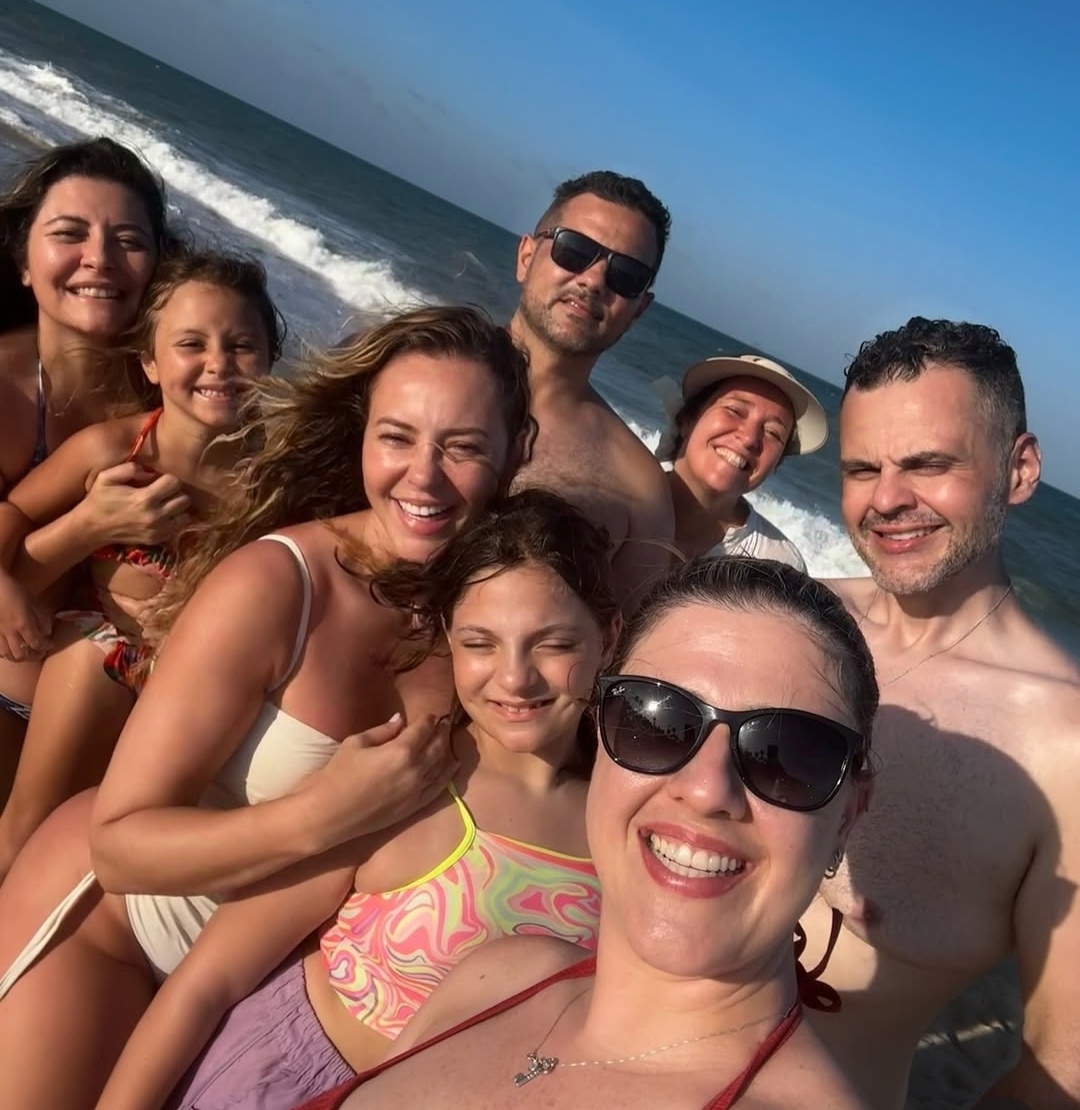 "Compartilhando amores", escreveu Paolla Oliveira ao postar fotos com familiares. Foto: Reprodução/Instagram - @paollaoliveirareal