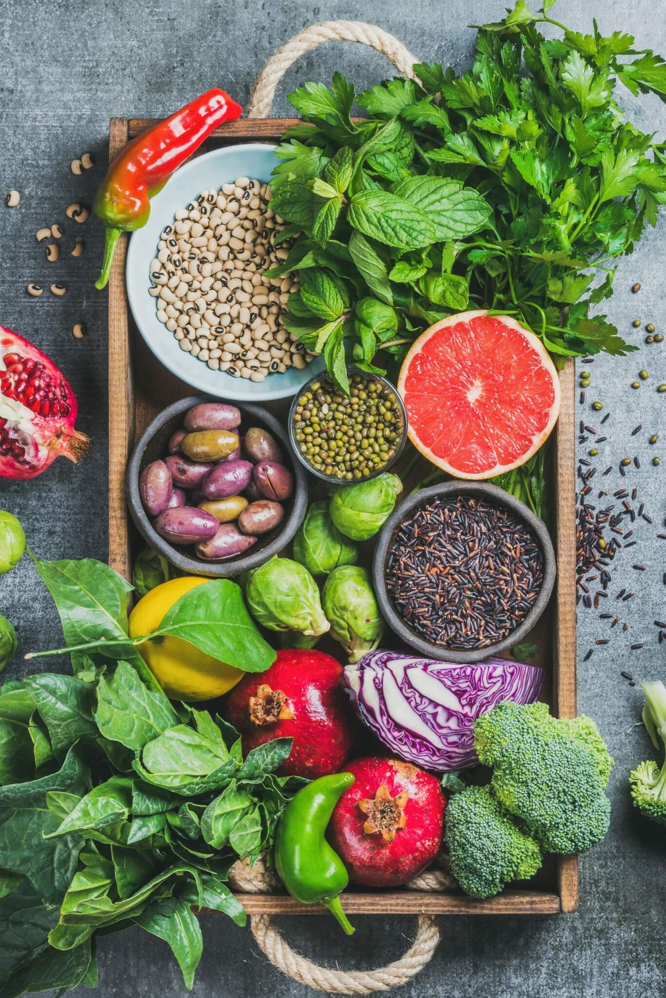 7. São fontes de nutrientes  Alguns alimentos ricos em carboidratos, como frutas, verduras e legumes, também fornecem uma variedade de nutrientes essenciais, como vitaminas do complexo B, ferro, magnésio e antioxidantes, importantes para a saúde geral do corpo. Reprodução: EdiCase