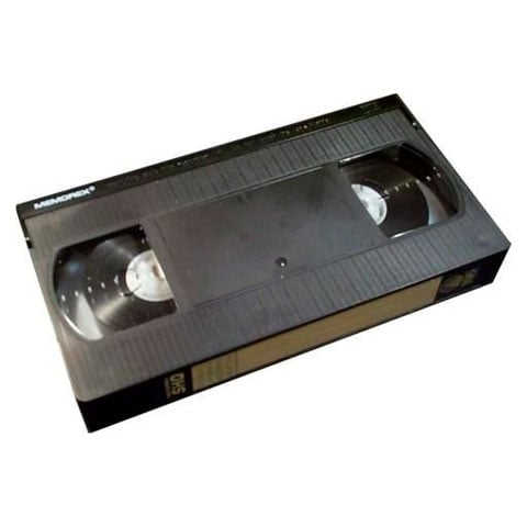 As fitas VHS serviam para armazenar vídeos, principalmente filmes. Depois, houve a evolução para os DVDs. Hoje em dia, com o Youtube, convenhamos, tudo está mais fácil.  Reprodução: Flipar