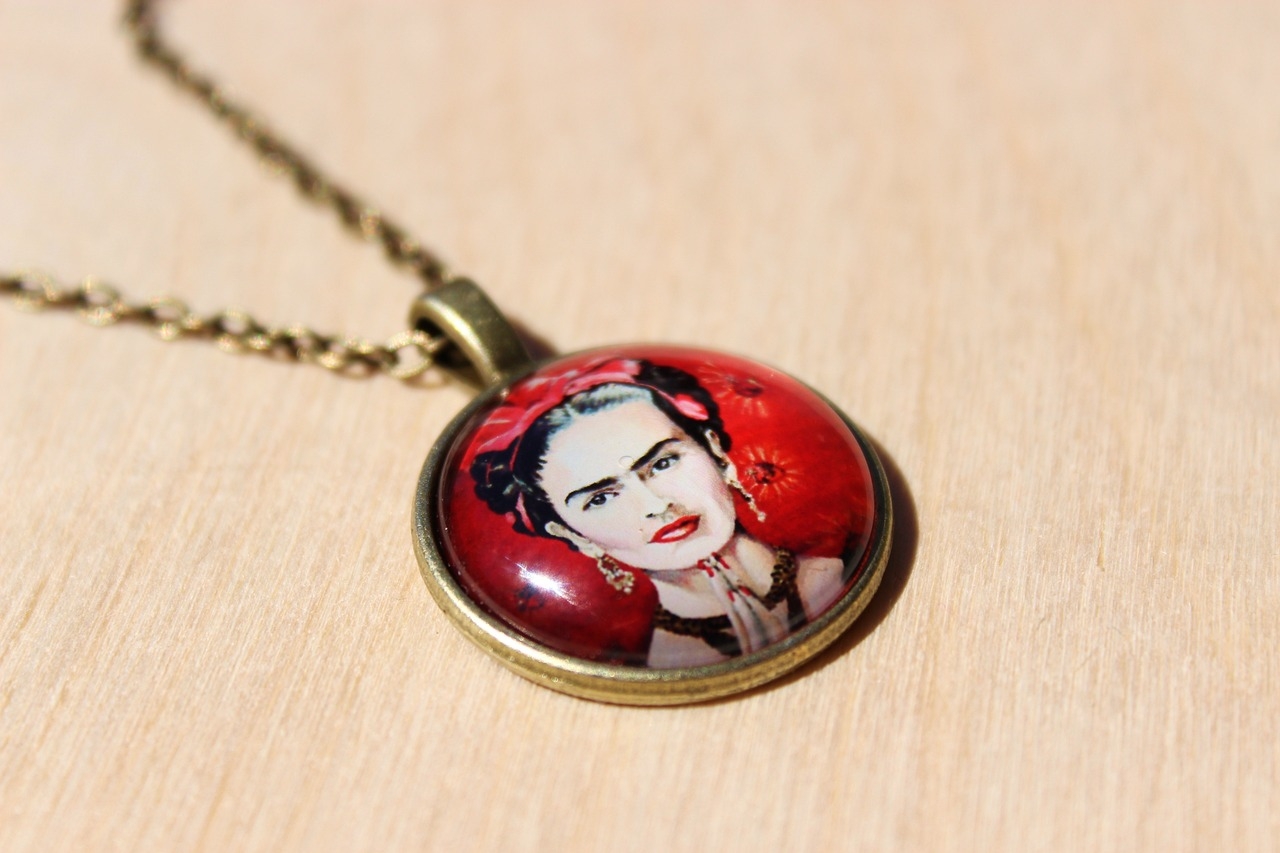 Nas últimas décadas, Frida Kahlo tornou-se um ícone pop e uma das mulheres mais conhecidas do mundo. É comum encontrar objetos de uso pessoal e decorativos, como camisetas, canecas, chaveiros e almofadas, que trazem o rosto da artista estampado, com suas sobrancelhas grossas e estética florida. Reprodução: Flipar