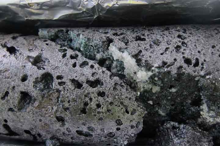 A estrutura abaixo do solo islandês tem como principal componente o basalto, rocha de origem vulcânica que se encaixa à perfeição na necessidade de armazenar o CO2. 
 Reprodução: Flipar