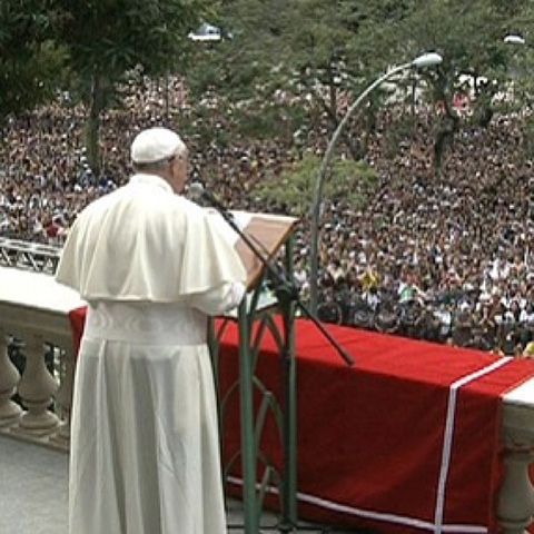 Neste dia 13/3/2022 faz 9 anos que o argentino Jorge Mario Bergoglio foi eleito e apareceu na sacada do Vaticano para saudar e ser saudado pelos fiéis.  Com ele é sempre assim: uma via de mão dupla.  Reprodução: Flipar