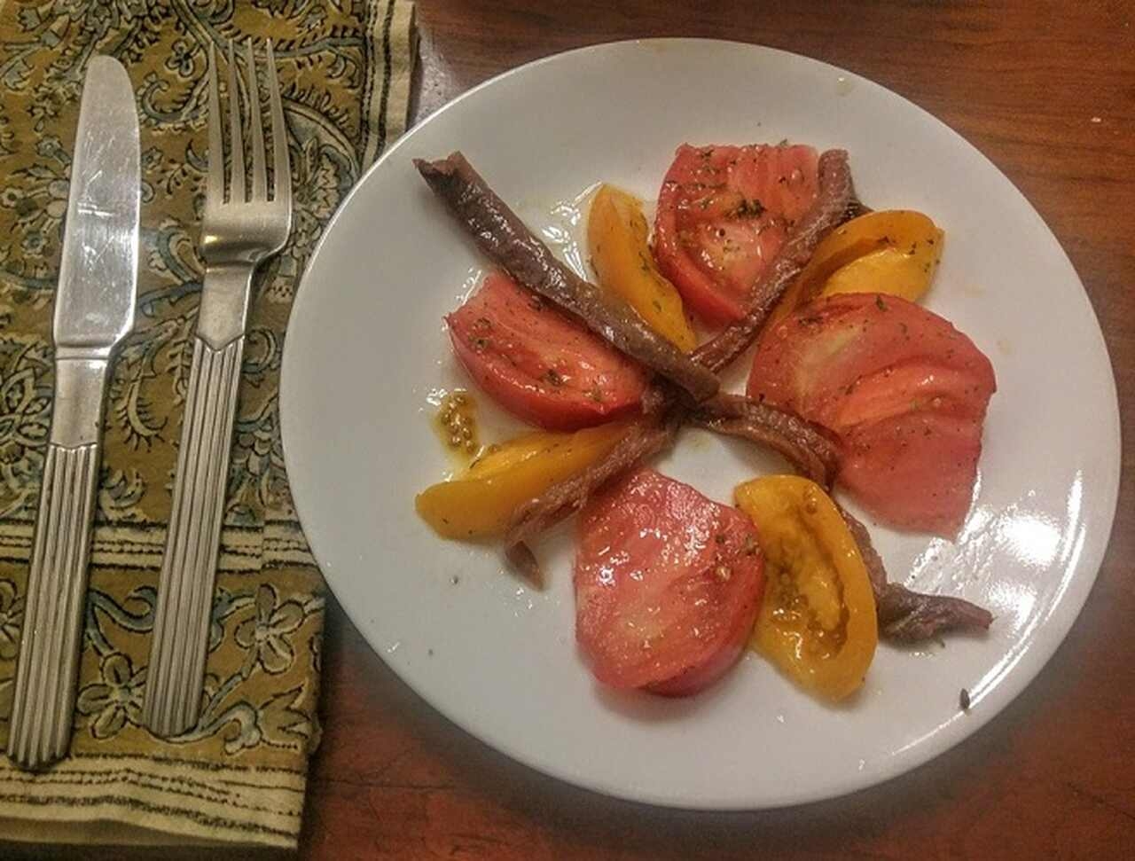 Salada Niçoise - Uma salada composta por alface, atum, ovos cozidos, tomates, azeitonas e anchovas, típica da região de Nice Reprodução: Flipar