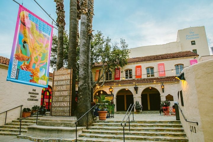 Após deixar o serviço militar, ele estudou atuação na Pasadena Playhouse, na Califórnia, onde conheceu outro aspirante a ator, Dustin Hoffman. Reprodução: Flipar