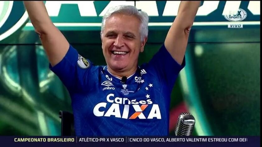 O Cruzeiro eliminou o Flamengo nas oitavas de final da Libertadores de 2018. Como havia apostado em uma vitória rubro-negra, Fábio Sormani teve que participar do Fox Sports Rádio com a camisa da Raposa. Reprodução: Flipar