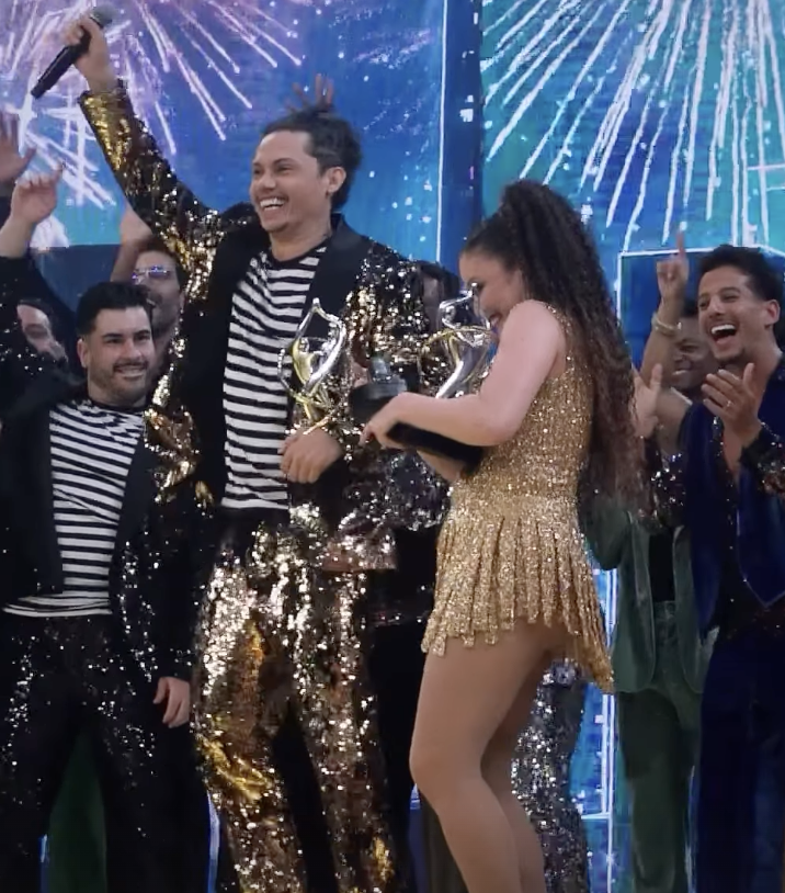 Dupla celebra vitória ao vivo. Foto: Reprodução/TV Globo