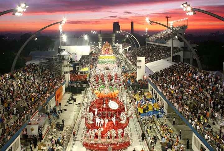Ao longo da história do Carnaval de São Paulo, atores, músicos e apresentadores já foram homenageados em vida no Anhembi. Muitas celebridades tiveram a honra e a emoção de ter sua trajetória contada nos enredos das agremiações. O Flipar, então, relembra alguns desses desfiles desde 1991, quando o Sambódromo paulistano foi construído. Reprodução: Flipar