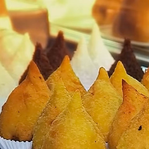 Por isso, as calorias variam, conforme a maneira do preparo e o recheio. Uma coxinha tradicional de galinha, frita, tem 274 calorias e 12g de gordura a cada 100g. Mas, de vez em quando, vale sair da linha pra saborear o quitute. Reprodução: Flipar