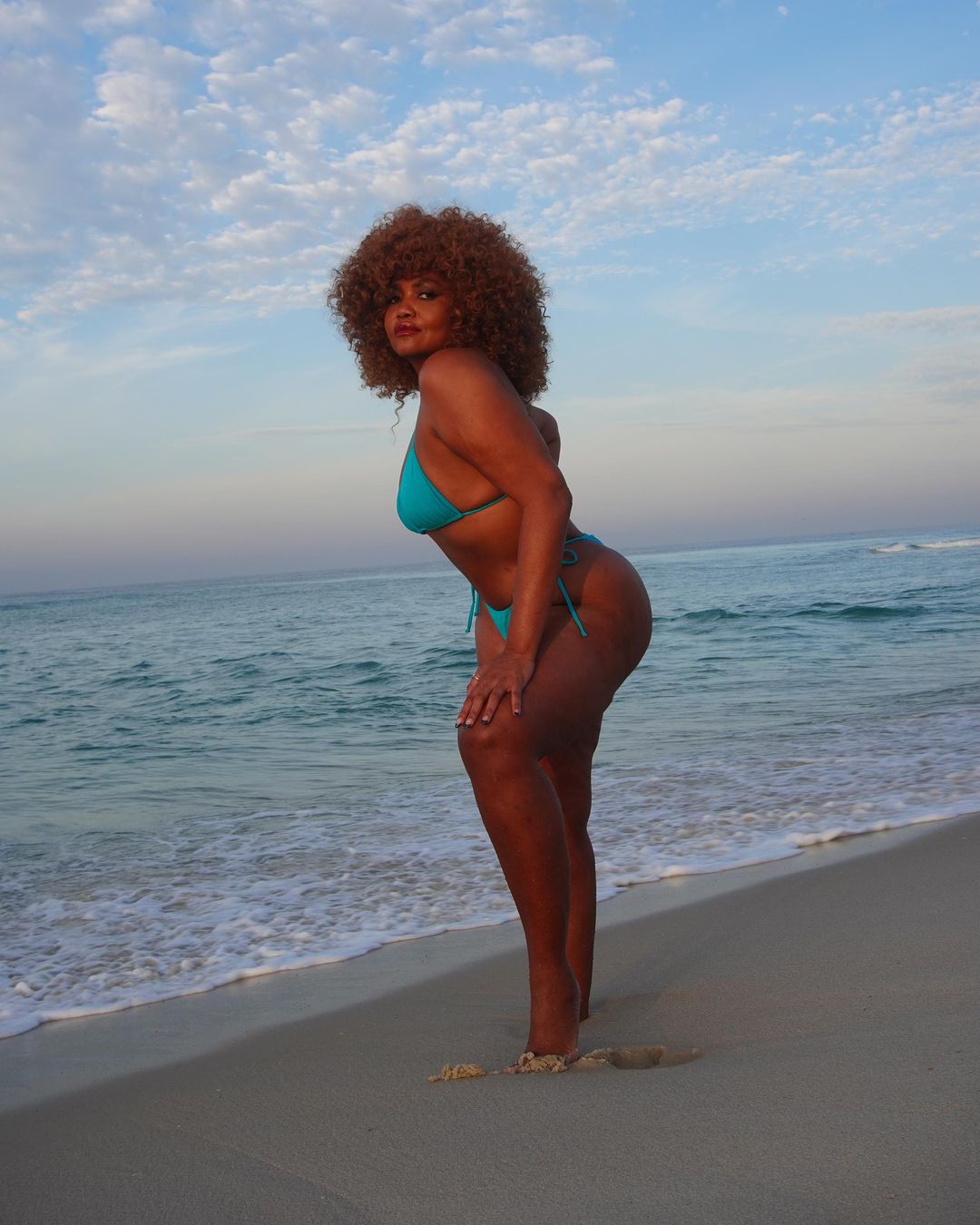 Gaby posa em praia de biquini Reprodução/Instagram