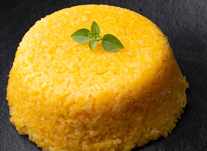 O cuscuz é uma receita brasileira feita a partir da farinha de milho flocada, ao contrário do fubá que é a farinha em si. O fubá não é comumente usado para a produção de cuscuz, porém, algumas receitas levam esse ingrediente.  Reprodução: Flipar