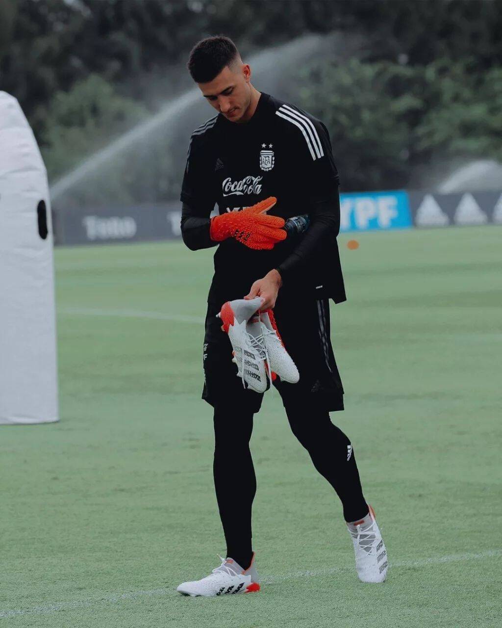 Goleiro da seleção argentina publica foto pelado ao agradecer namorada |  Internacional | iG