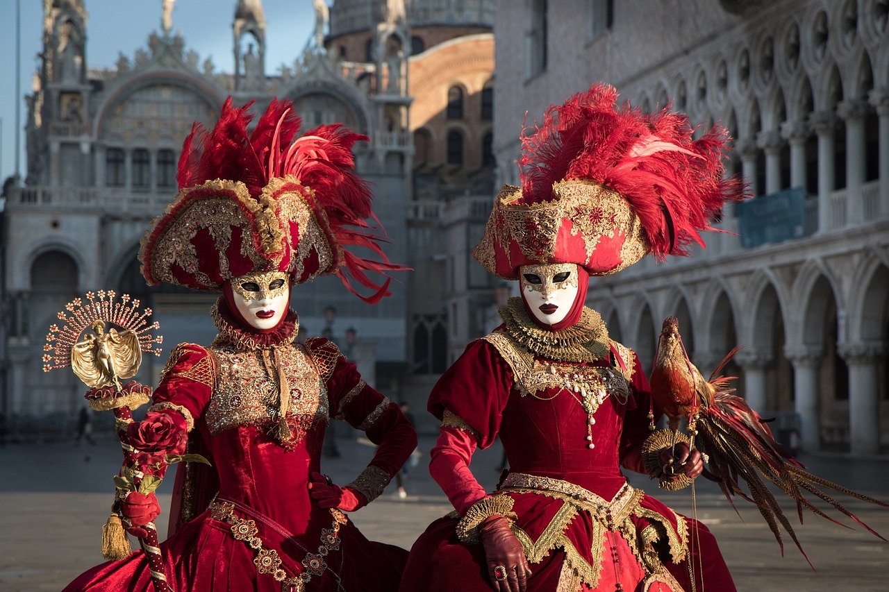 Assim, as autoridades locais voltaram a investir e incentivar a celebração, apoiando também os artesãos, que passaram a confeccionar fantasias ainda mais elaboradas. O povo festejou o retorno do Carnaval de Veneza nas ruas e na Praça São Marcos. Reprodução: Flipar