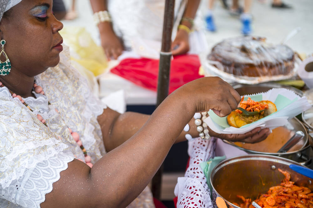 Culinária local é um capítulo a parte em Salvador. Não deixe de comer um acarajé pelas ruas da cidade e provar outros pratos típicos. Foto: shutterstock 