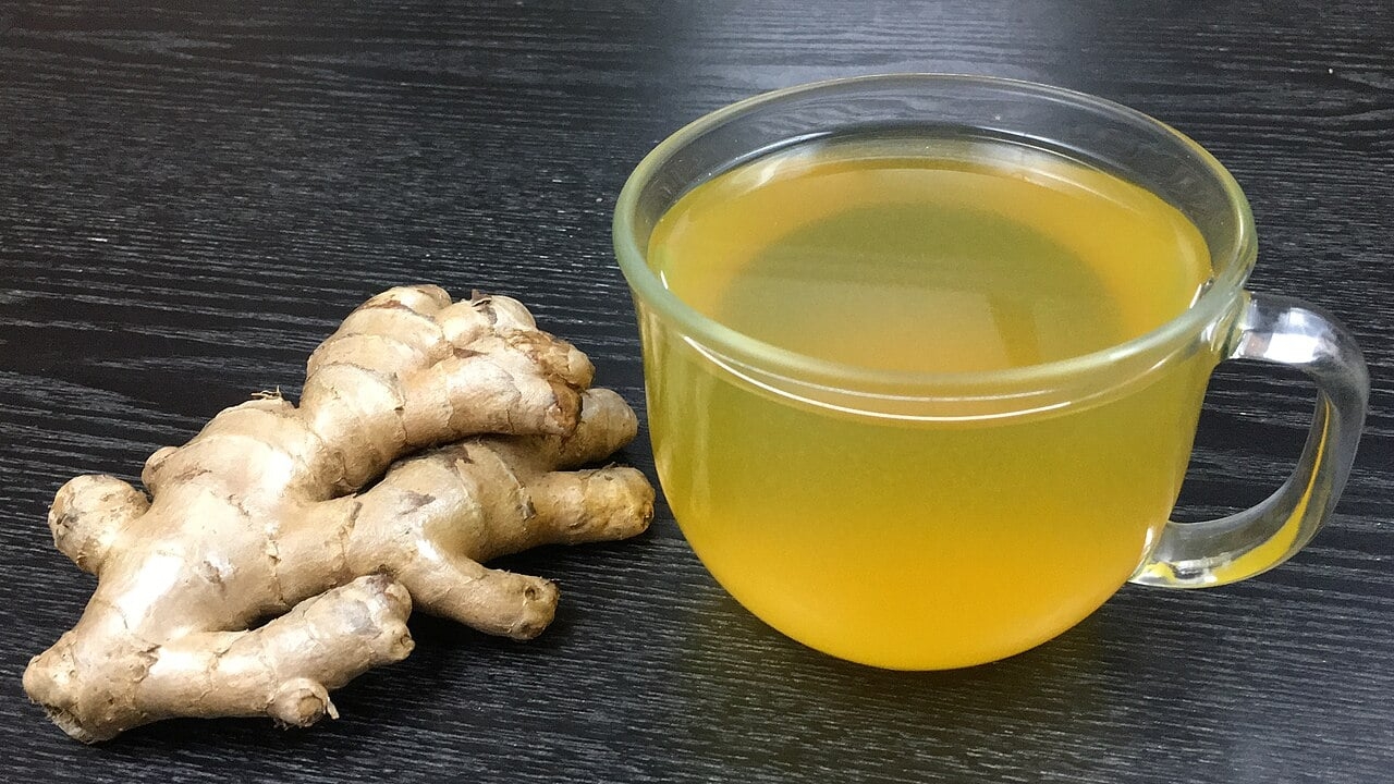 Na culinária, o gengibre é utilizado de diversas formas. O chá de gengibre é uma das maneiras mais comuns de consumo, podendo ser combinado com outros ingredientes, como canela, cravo e limão, para potencializar seus efeitos. Reprodução: Flipar