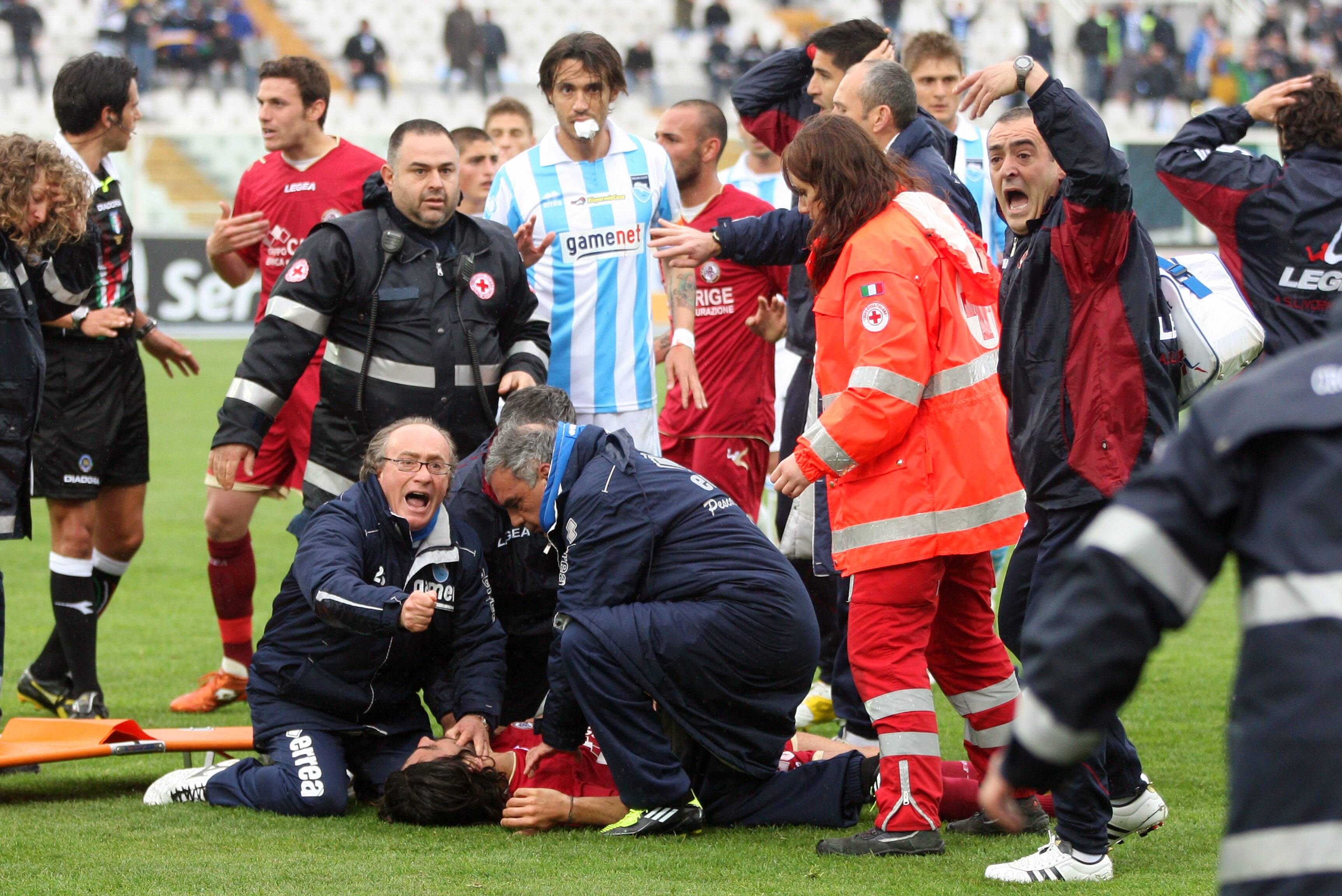 Médicos atendem o jogador Morosini, do Livorno, que morreu por causa de uma parada cardíaca. Foto: AFP