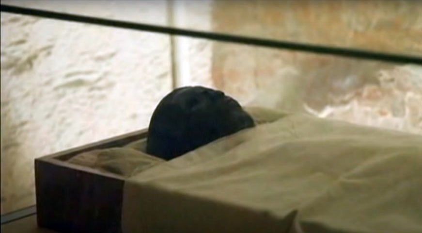 As fissuras estão permitindo infiltração de água da chuva, o que acelera a corrosão das paredes e compromete a estabilidade do local. Feita de xisto de Esna, uma rocha sensível às variações de umidade, a sepultura pode ceder com o aumento da umidade no solo. Reprodução: Flipar