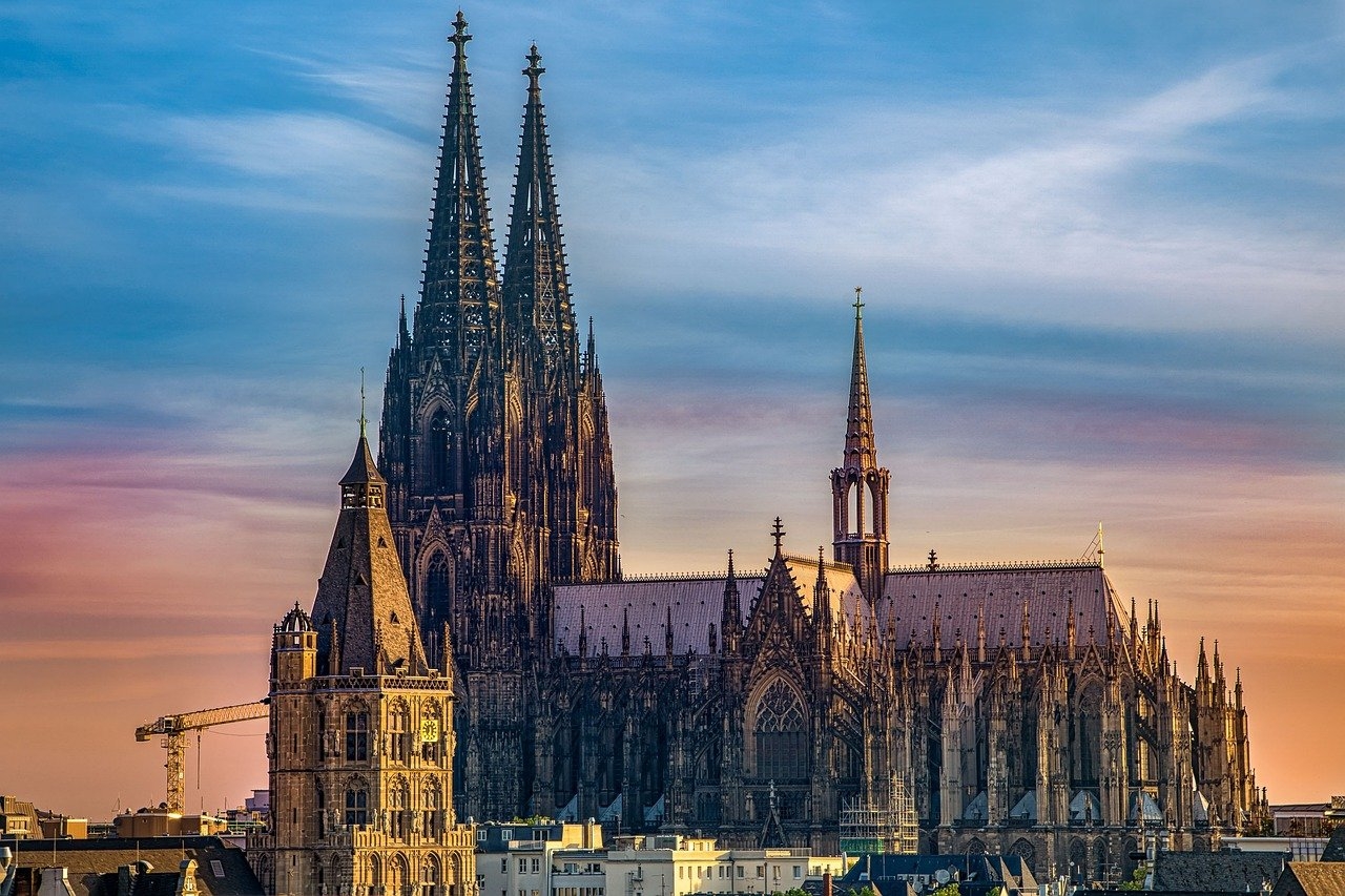 Com suas torres gêmeas que alcançam 157 metros de altura, a Catedral de Colônia foi erigida em estilo gótico, assim como a famosa Catedral de Notre-Dame, em Paris. 
 Reprodução: Flipar