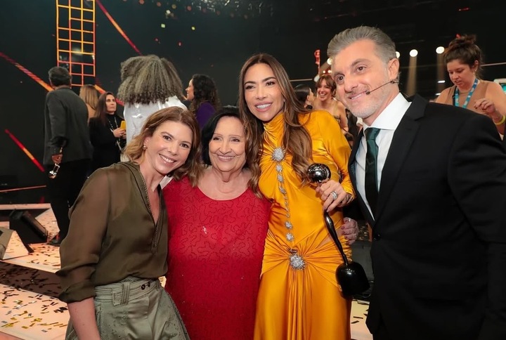 Daniela Beyruti, Dona Dea, Patrícia Abravanel e Luciano Huck Reprodução: Instagram