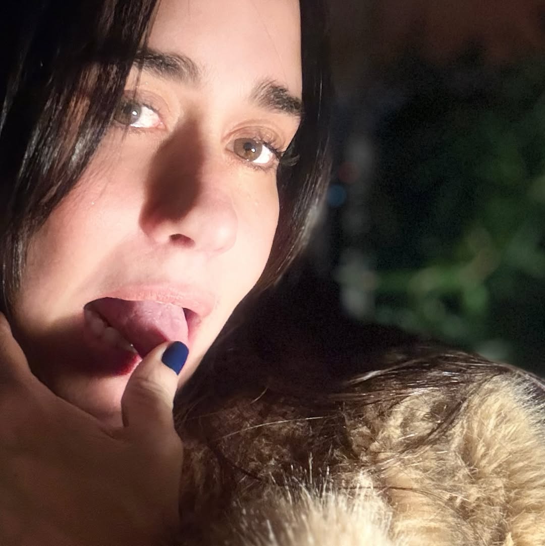 Alessandra Negrini mostra a língua. Foto: Reprodução Instagram @alessandranegrini