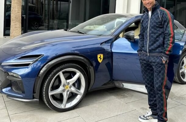 O astro português, que defende o Al-Nassr, da Arábia Saudita, publicou uma foto em seu Instagram ao lado de uma Ferrari Purosangue. Foto: Instagram/CR7 Reprodução: Jogada10