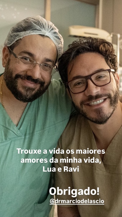 Eliezer com doutor que realizou os partos de Lua e Ravi Reprodução: Instagram