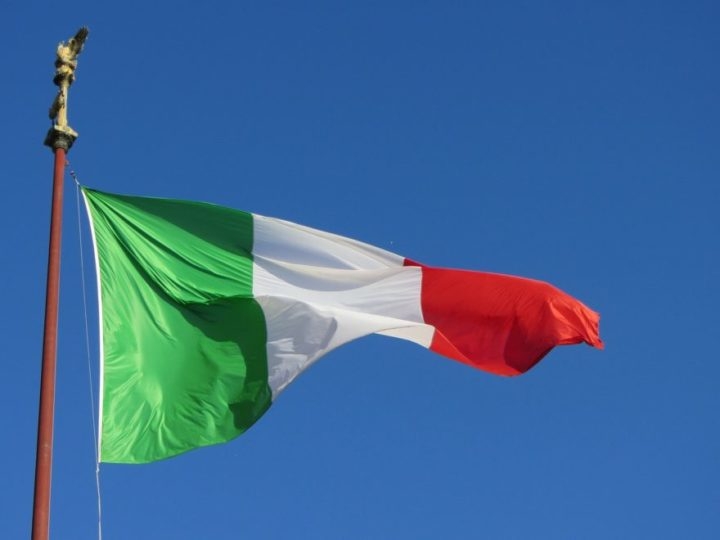 A letra, composta por seis estrofes e um refrão, exalta a bravura do povo italiano em sua luta pela liberdade e união, além de celebrar os valores de patriotismo, fraternidade e esperança. Reprodução: Flipar