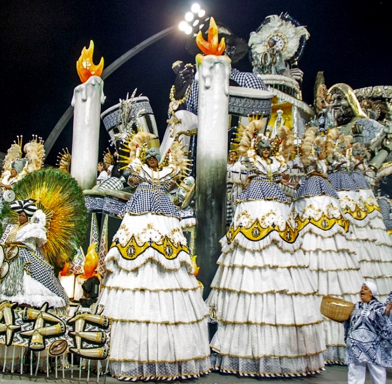 ACADÊMICOS DO TATUAPÉ - Fundada em 26 de outubro de 1952, tem como madrinha a escola de samba Império Serrano, do Rio de Janeiro, mas não seguiu as cores da carioca. Optou por azul e branco.  Reprodução: Flipar