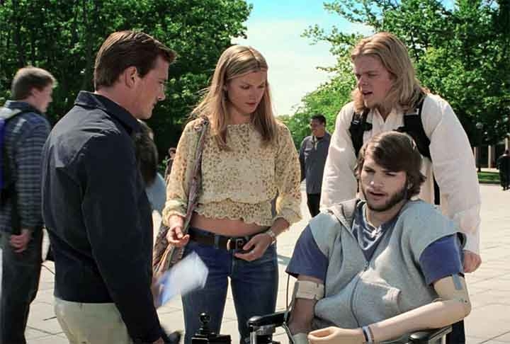 Efeito Borboleta (2004): dirigido por Eric Bress e J. Mackye Gruber, é um thriller de ficção científica e tem Evan Treborn (Ashton Kutcher) como personagem principal. Ele é um jovem que descobre a capacidade de viajar no tempo e alterar eventos passados de sua vida. Conforme ele tenta corrigir erros e traumas que afetaram sua infância e adolescência, ele percebe que suas mudanças têm consequências imprevisíveis e muitas vezes desastrosas. Reprodução: Flipar