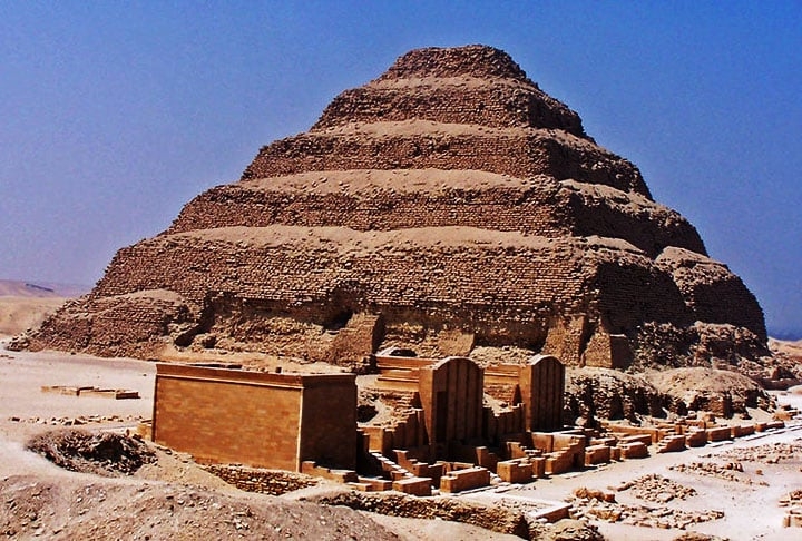 Pirâmide de Djoser, Egito: É uma das estruturas mais antigas do mundo, construída por volta de 2670 a.C.. Localizada na cidade de Saqqara, essa pirâmide foi encomendada para o faraó Djoser como seu túmulo. Reprodução: Flipar