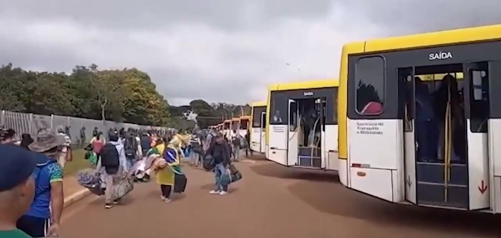 Manifestantes são retirados em 50 ônibus de QG do Exército em Brasília (09.01.2022). Foto: Reprodução Redes Sociais (09.02.2022)