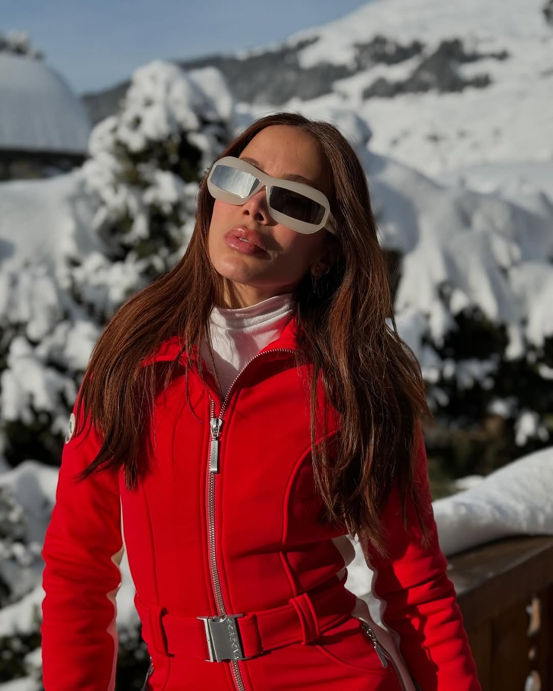 Anitta posa de sutiã e calcinha na neve durante viagem Instagram