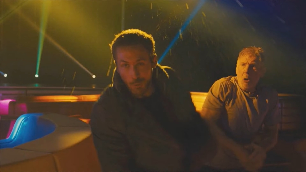 Soco real em “Blade Runner 2049” (2017): Em uma cena de luta entre os personagens principais do filme, Harrison Ford dá um soco de verdade em Ryan Gosling e isso fica notável pela reação dos atores. Em uma entrevista, Ford culpou as luzes piscantes da cena pelo erro dele. Reprodução: Flipar