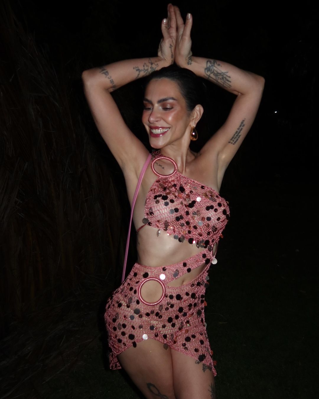 Cleo em vestido recortado de lantejoulas Instagram/@cleo - 12.07.2024