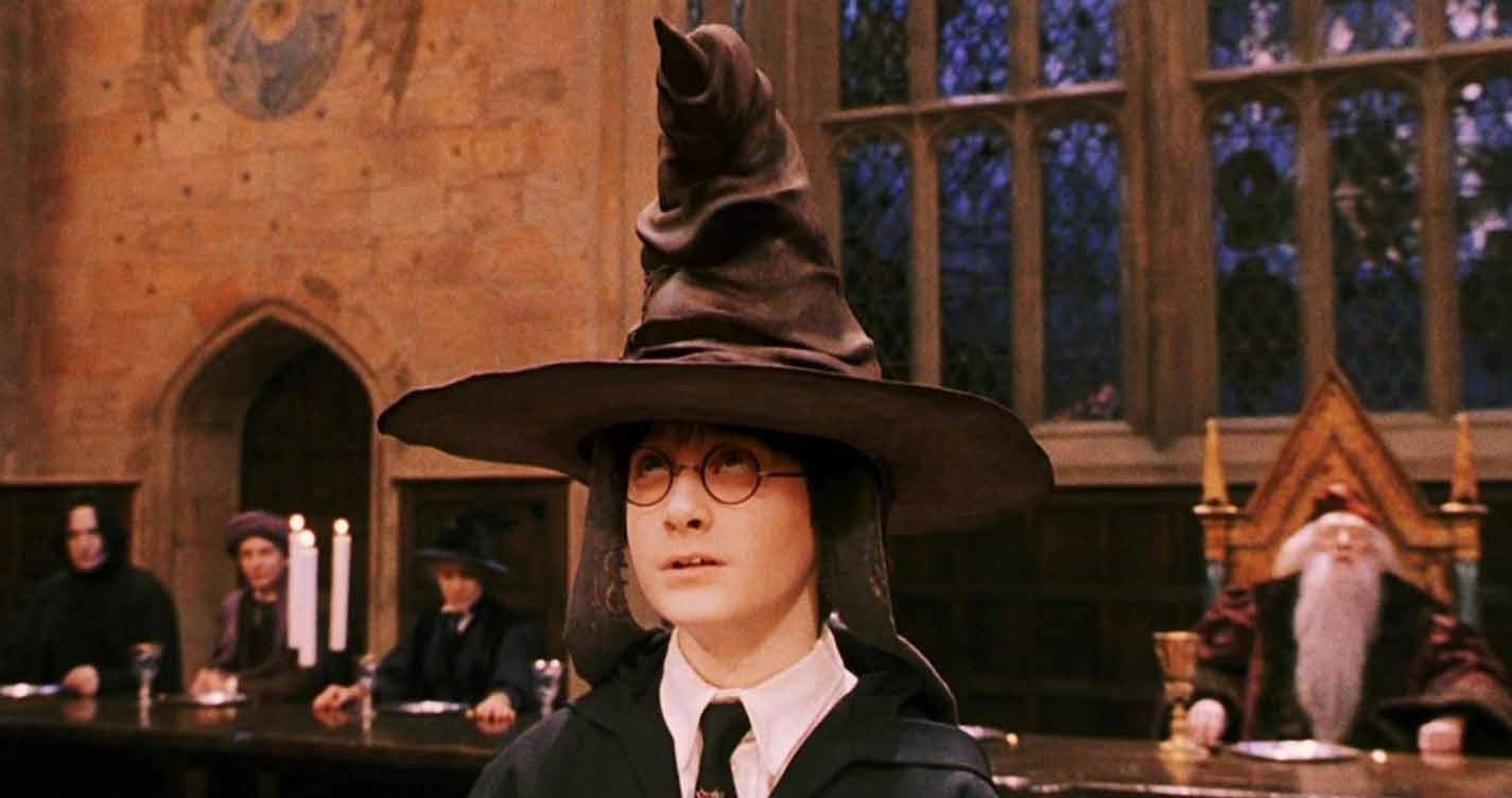 Em Harry Potter, a Escola de Magia e Bruxaria de Hogwarts é um dos cenários mais icônicos, e seus professores desempenham papéis fundamentais na formação dos alunos e na luta contra as forças das trevas. Reprodução: Flipar