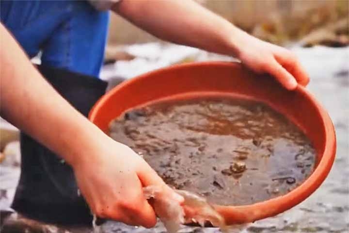A exploração, que será conduzida pela estatal NESPAK e pelo Departamento de Minas de Punjab, já enfrenta desafios, como a mineração ilegal por moradores locais.  Reprodução: Flipar