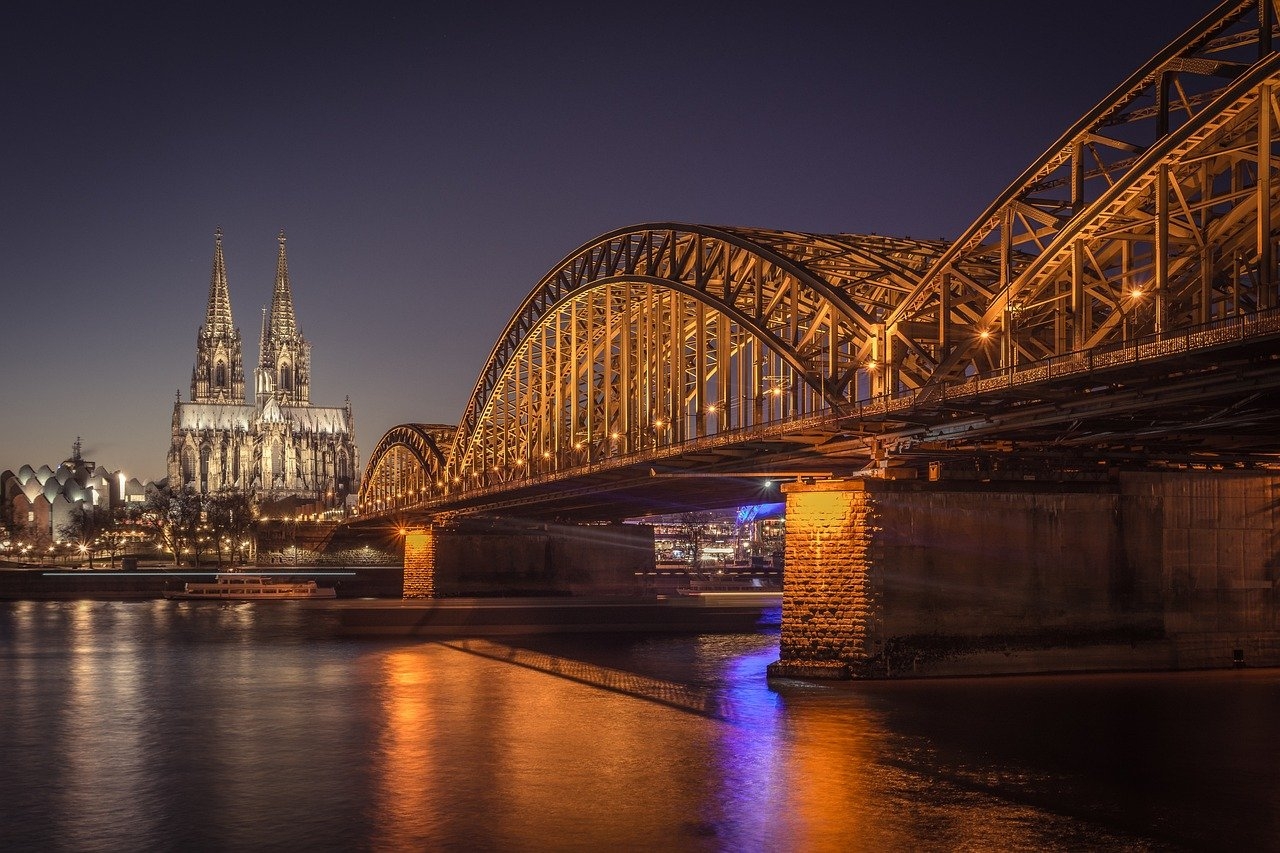 O portentoso Rio Reno compõe cartões-postais de Colônia. Pela ponte Hohenzollern é possível atravessar para a outra margem fluvial e conhecer mais atrações da cidade. 
 Reprodução: Flipar