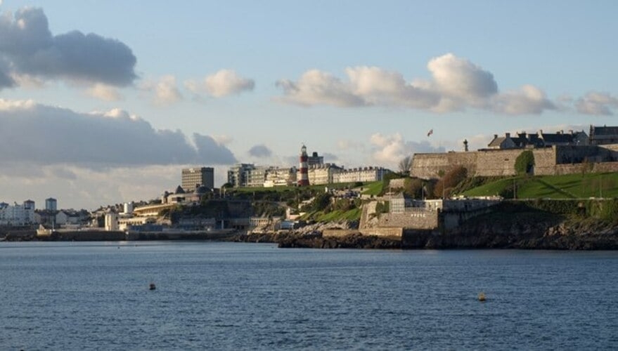 A cidade de 79 km² fica à margem do rio Tamar e tem cerca de 268 mil habitantes.