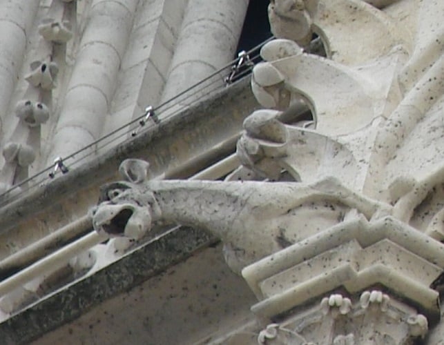 Além de Notre-Dame, várias outras catedrais e castelos ao redor do mundo abrigam gárgulas como parte de sua estrutura, cada um com características próprias, mas todos compartilhando a estética gótica e a função prática de proteger suas construções. Reprodução: Flipar