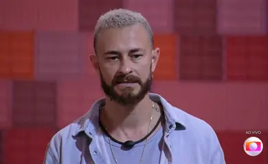 Claro que as broncas não acontecem no BBB 24. Tadeu também já perdeu a paciência com brothers e sisters de outras edições. Fred Desimpedidos, no BBB 23, sabonetou no Jogo da Discórdia e o apresentador mandou um recado sério. "Desculpa, Fred, mas o jogo não é para você falar sobre uma placa para você mesmo. Nós temos uma plaquinha com a palavra 'arrogante', você precisa dizer quem é mais arrogante da casa. Você não falou nada disso para ninguém. Eu preciso que você entregue para alguém que você queira dizer que foi arrogante, não pode ser sobre você mesmo, por favor", pediu ele. Reprodução/Globo