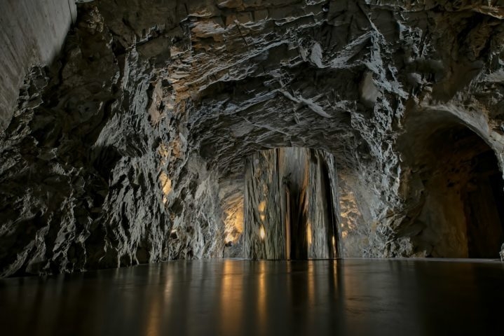 A descoberta de um lago gigantesco, aquecido e oculto dentro de um abismo rodeado por cavernas inexploradas pode parecer uma trama de filme, mas a história é real. Reprodução: Flipar