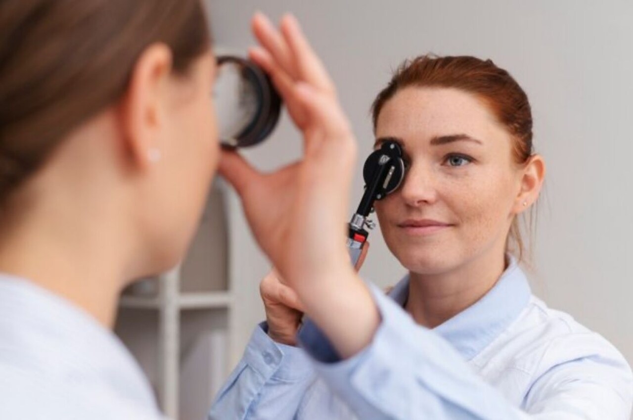 Além disso, controlar doenças crônicas como o diabetes pode prevenir complicações nos olhos. Consultas oftalmológicas regulares são fundamentais para detectar precocemente qualquer alteração na visão e garantir um tratamento adequado. Reprodução: Flipar