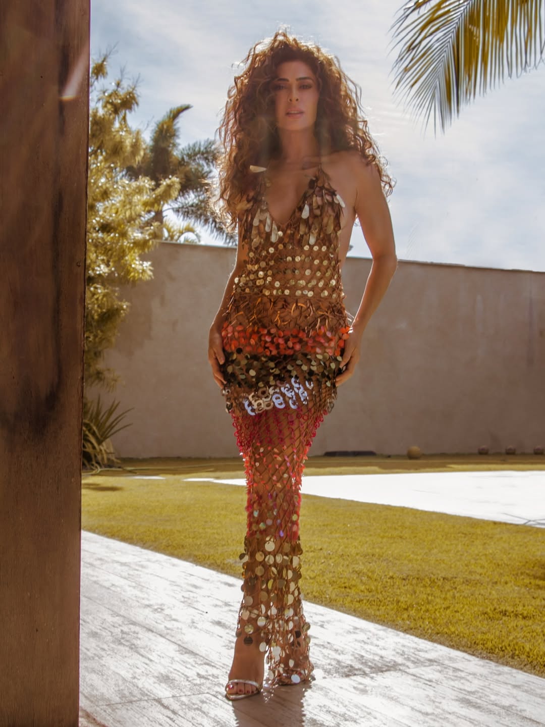 Juliana Paes posa com vestido ousado e web reage: "Musa". Foto: Instagram