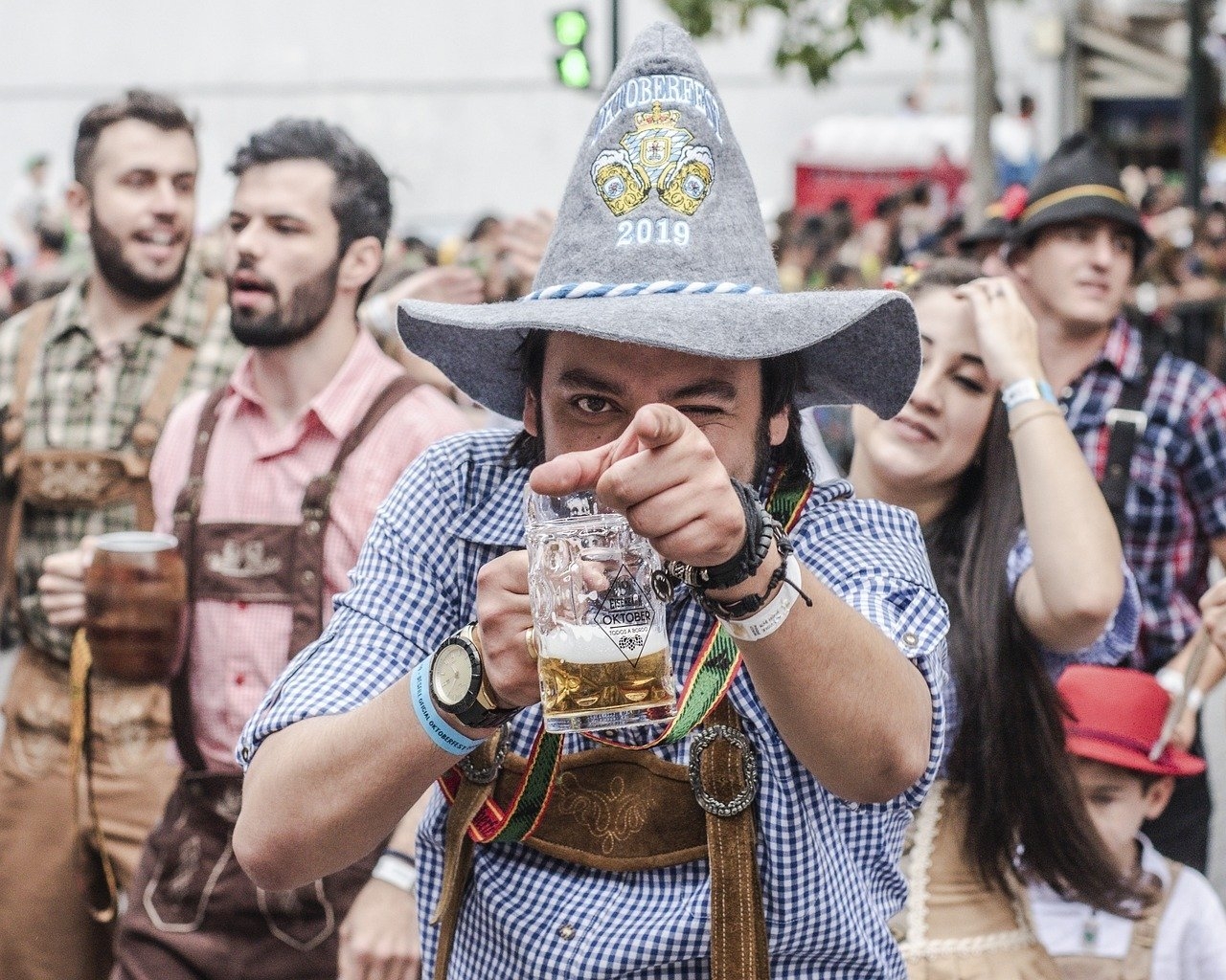 A Oktoberfest de Blumenau foi inspirada no evento de Munique, na Alemanha, que é o maior do mundo. A primeira edição da festa ocorreu por iniciativa da prefeitura e auxílio da comunidade.