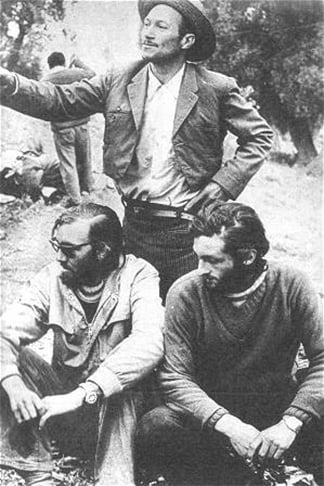 O vaqueiro Sérgio ficou com Roberto e Fernando, enquanto seus colegas partiram para um posto da polícia. E a 67ª missão de busca, dessa vez, não tinha como dar errado. Fernando e Roberto eram os guias.  Reprodução: Flipar