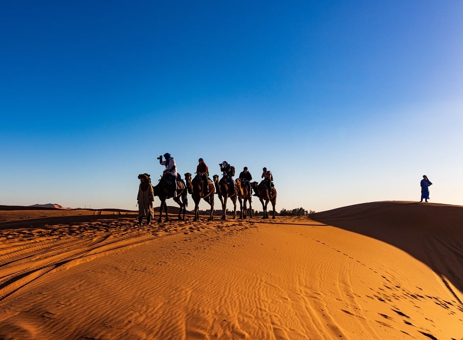 Homens em camelos no Marrocos.. Foto: Pexels